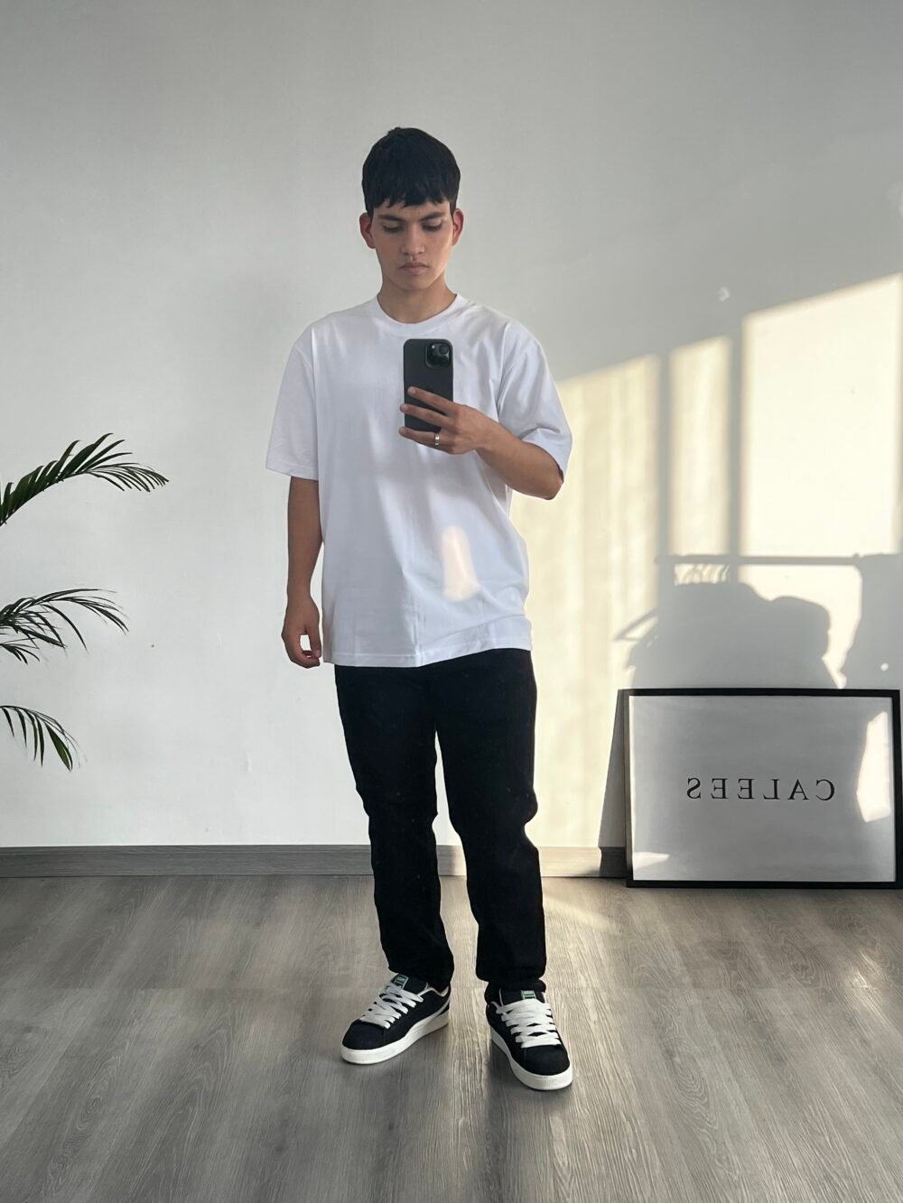 PANTALÓN CARROT FIT RASGADO + POLO BÁSICO