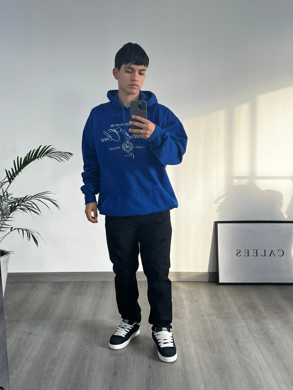 PANTALON CARROT FIT RASGADO + POLERA OVERSIZE CON DISEÑO