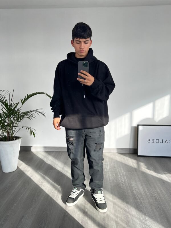 POLERA OVERSIZE FIT BASICA  +  PANTALÓN CARROT FIT RASGADO