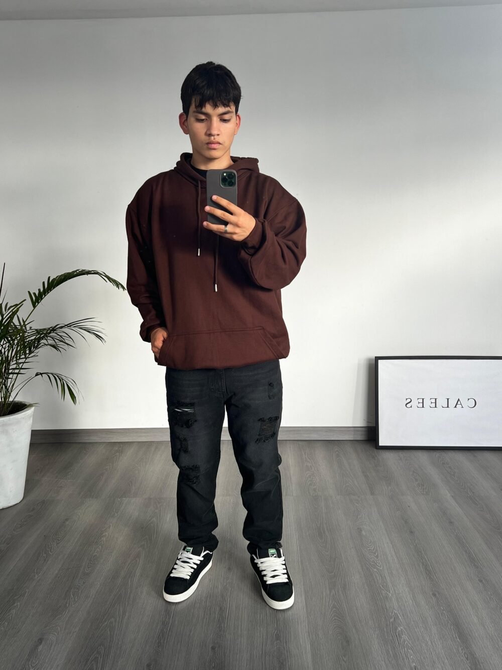 POLERA OVERSIZE FIT BASICA  +  PANTALÓN CARROT FIT RASGADO - Imagen 5