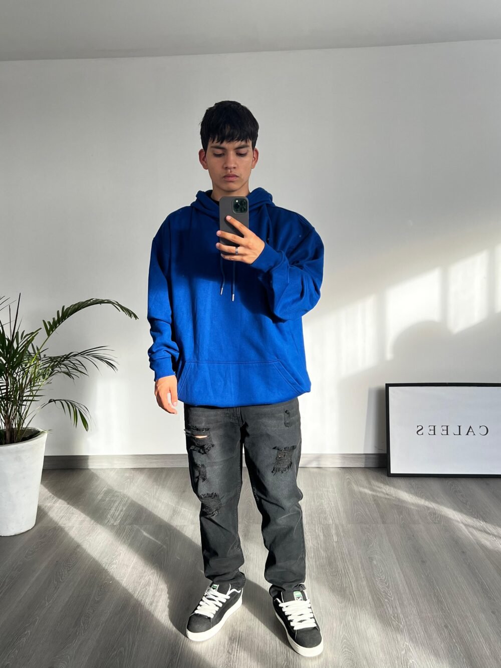 POLERA OVERSIZE FIT BASICA  +  PANTALÓN CARROT FIT RASGADO - Imagen 6
