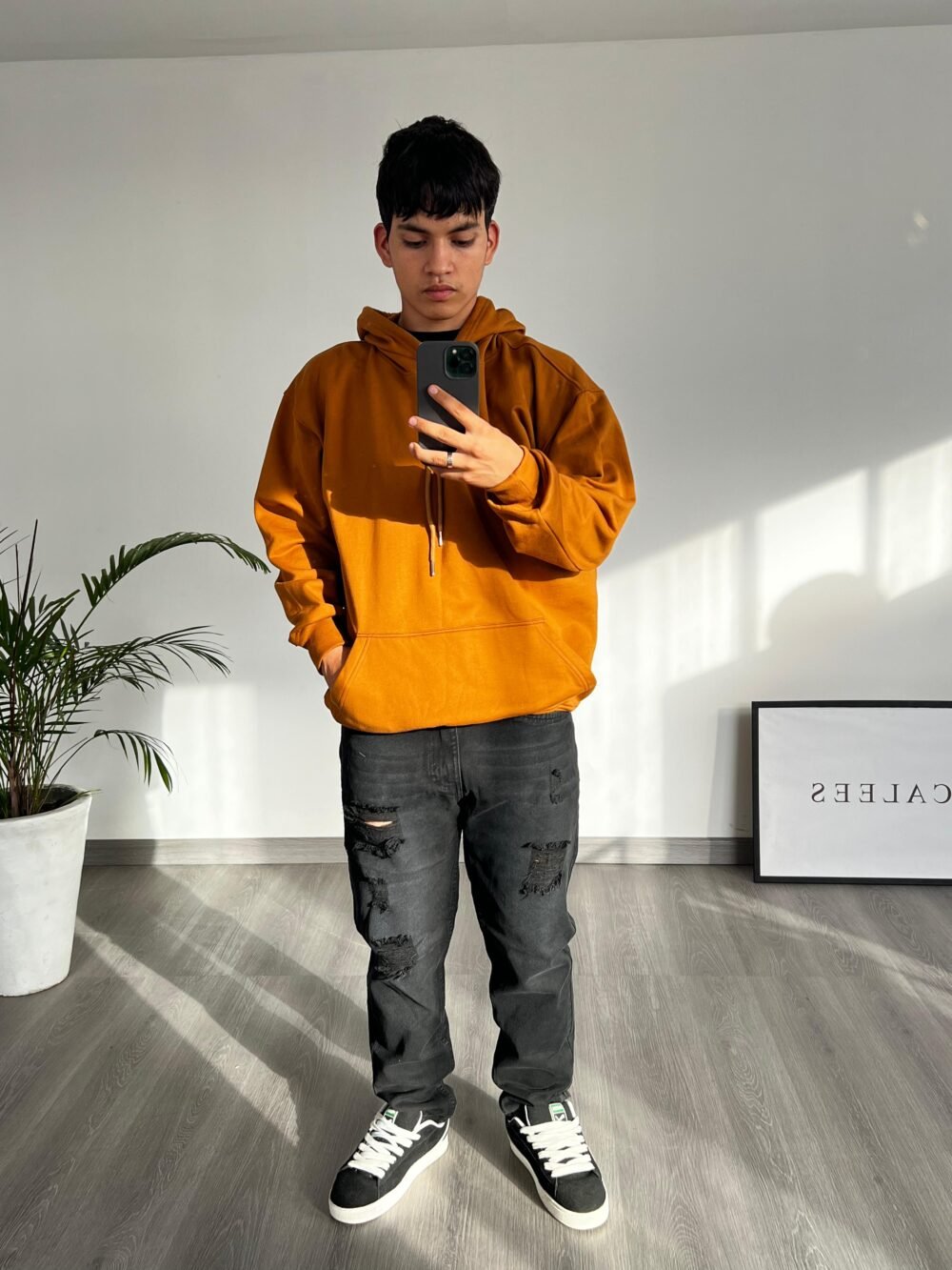 POLERA OVERSIZE FIT BASICA  +  PANTALÓN CARROT FIT RASGADO - Imagen 7